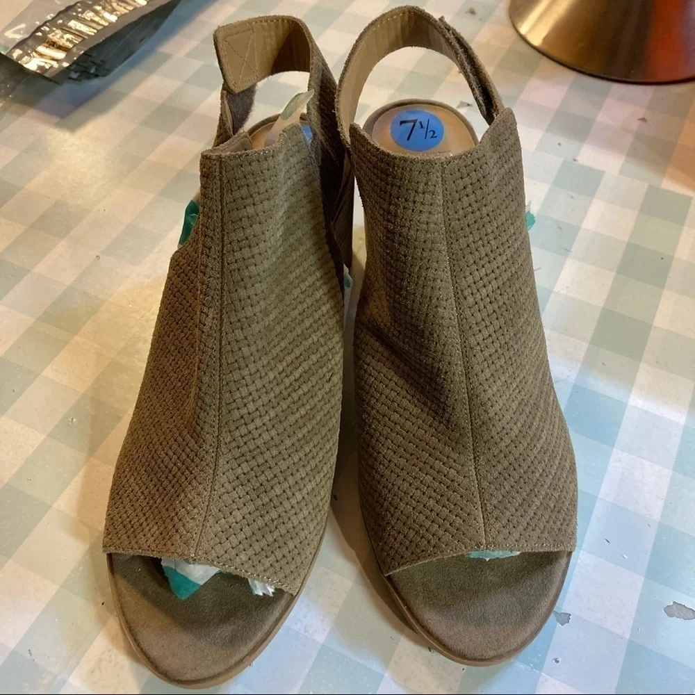 NEW Franco Sarto sz 7,5 Helix olive suede peeptoe